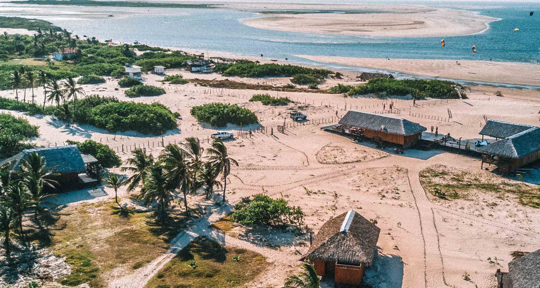 Vista aérea de Atins, com dunas, coqueiros, restaurantes e o mar