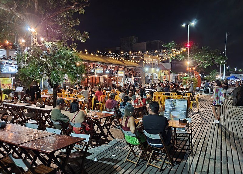 Orla de Barreirinhas à noite, com mesas cheias de turistas